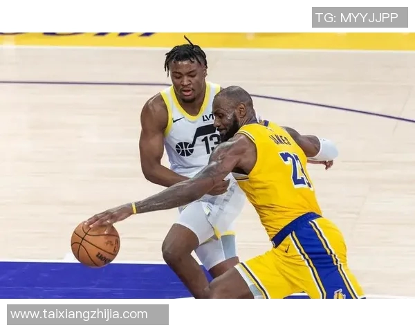 湖人队在与爵士队的激烈对决中成功逆转取得胜利的精彩瞬间分析